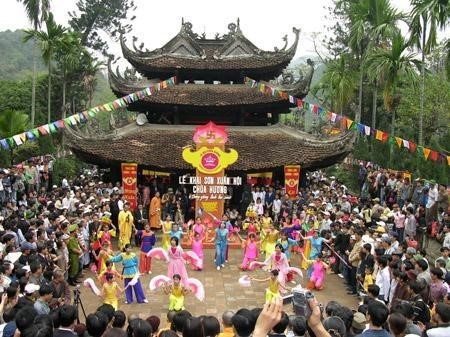 PERFUME PAGODA - HUONG TICH CAVE (HANOI, VIETNAM)