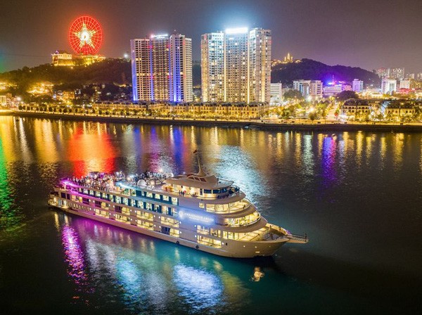 AMBASSADOR CRUISE II – EXPERIENCE THE LARGEST DINNER CRUISE IN HA LONG BAY