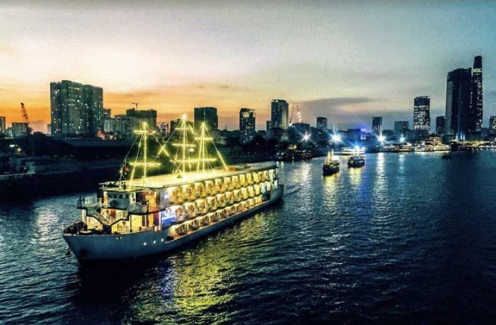 SAIGON EVENING TOUR WITH WATER BUS & DINNER CRUISE