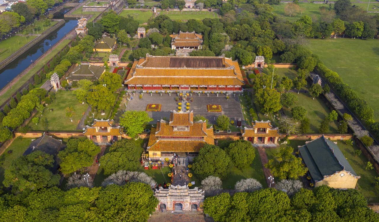 DANANG - HUE - KING KHAI DINH'S MAUSOLEUM - HUE CITADEL - THIEN MU PAGODA