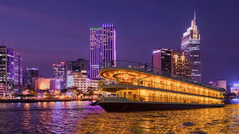 SAIGON EVENING TOUR WITH WATER BUS & DINNER CRUISE (BY MOTORBIKE)