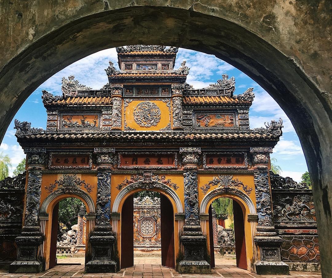 DANANG - HUE - KING KHAI DINH'S MAUSOLEUM - HUE CITADEL - THIEN MU PAGODA